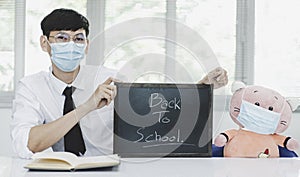 Teachers welcomed the new semester by wearing masks in modern teaching to prevent COVID-19 epidemic