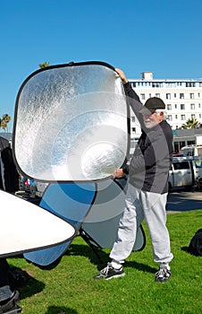 Teaching the use of reflectors for an outdoor photoshoot photo