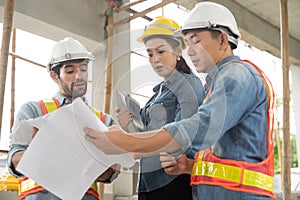 Team onsite of architecture inspector and discuss together