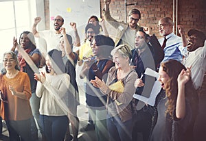 Un equipo trabajo en equipo éxito felicidad 