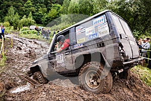 Team on Toyota LandCruiser Prado 70 using sand tracks.