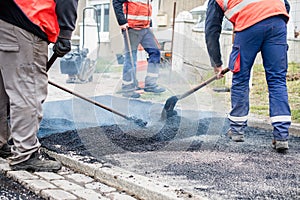 Equipe Vun ëffentlech wierker aarbechter Op trottoir 