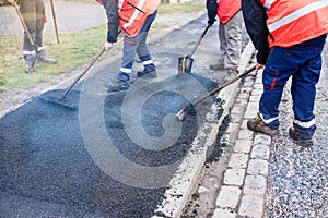 Equipe Vun ëffentlech wierker aarbechter Op trottoir 