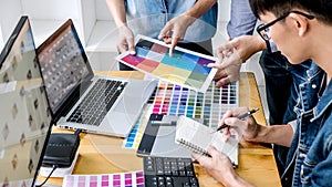 Un gruppo da giovane colleghi creativo grafico progettista per affari sul colore scelta un disegno sul grafica sul posto di lavoro colore 