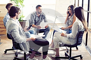 Lavoro di squadra è un chiave sul successo. il negozio accorto casuale i vestiti proposito di un mentre con 