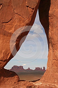 Teardrop arch to Monument valley