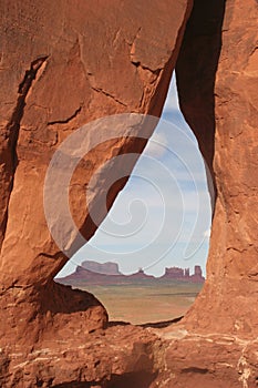 Teardrop arch to Monument valley