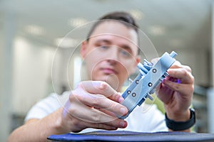 Technically professional machine for 3D scanning and measurement of plastic moldings using a laser photo