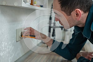The technician determines the voltage in the socket.