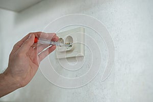 The technician determines the voltage in the socket.