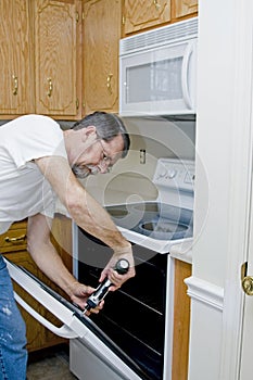 Técnico reparar horno puerta 