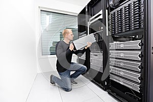 It technician replace blade server in datacenter