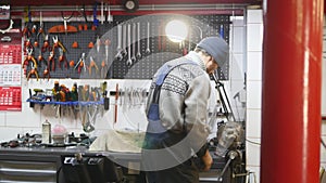 Technician to repair breaking system in service shop