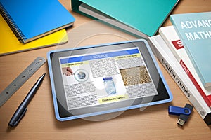 Un tablet pc ipad en un pupitre de la escuela con los libros de texto, cuadernos, lápiz usb de la unidad y la regla de 