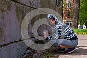 Teen girl going to paint graffiti