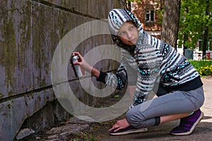 Teen girl going to paint graffiti