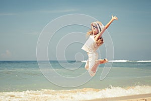 Saltando sobre el Playa sobre el azul el mar costa en el verano 