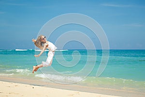 Saltando sobre el Playa sobre el azul el mar costa en el verano 