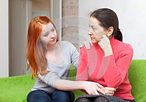 Teen girl tries reconcile with her mother photo