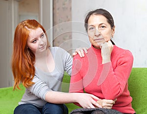 Teen tries reconcile with her mother photo