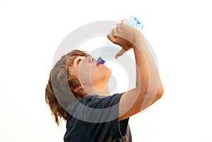 Adolescente ragazzo potabile Acqua 
