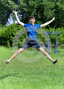 Jugendlicher junge übung draußen Sport länder er springt hoch gesund Lebensstil 