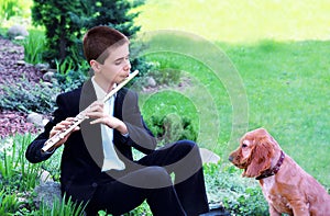 Adolescente chico flauta a el perro 
