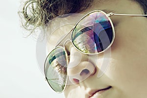 Teenage boy with mirroring bridge in sunglasses