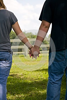 Dospievajúci držanie ruky leto 