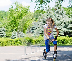 Adolescente su Prima pattinaggio a rotelle 