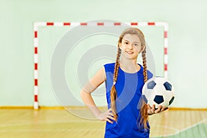 Adolescente palla da calcio palestra 