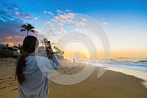 Adolescente suo sul tramonto Spiaggia, 