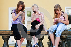 Dívky povolání na mobilní telefony v město ulice 