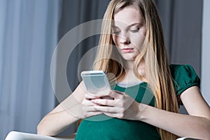 Teenage pregnant girl and technology