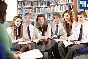 Dospívající v knihovna čtení knihy 