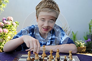 Mladý šachy hráč doufá že na vyhrát 