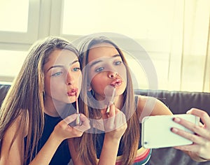 Teenager girls best friends makeup selfie camera photo