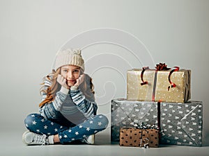 A teenager in a knitted hat and sweater bought Christmas gifts for parents at a low price. The girl is waiting when she