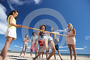 Adolescentes hacer pre-infierno bailar sobre el Playa 