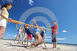 Teenageři dělat předpeklí tanec na pláž 