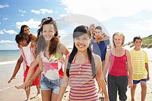 Teenageři běžný chůze podél pláž 