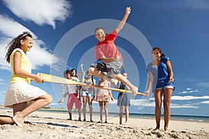 Tínedžeri zabávajúci sa na pláž 