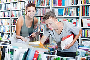 Teenagers looking for new books