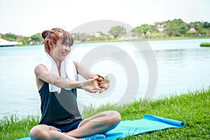 Teenagers love health. Come and exercise at the park