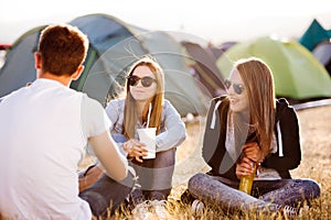 Teenageři na hudebním festivalu odpočívají, jedí a pijí