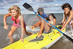 Teenageři v more kanoe 