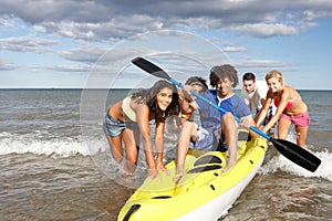 Adolescentes en el mar canoa 