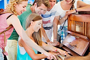 Tínedžeri na letnom hudobnom festivale, dievča hrá na klavíri