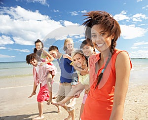 Adolescentes sobre el Playa 