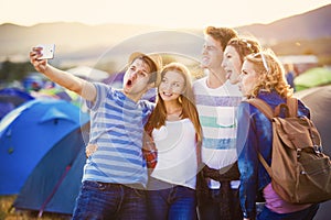 Dospívající na letním festivalu
